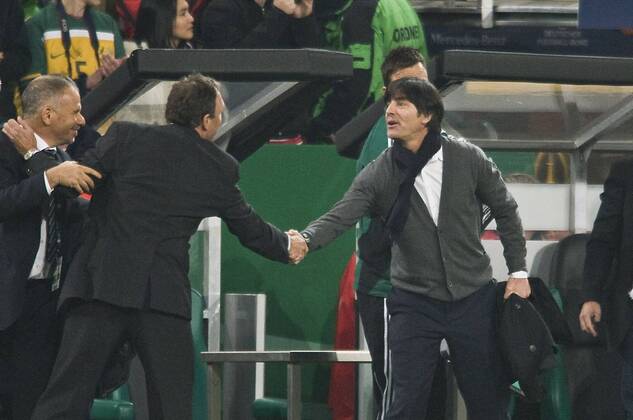 Bundestrainer Joachim Löw (GER) gratuliert Trainer Holger OSIECK l. (AUSTRALIEN), Deutschland (weiß) - Australien , am 29.03.2011 in Mönchengladbach o0 Trainer Nationaltrainer