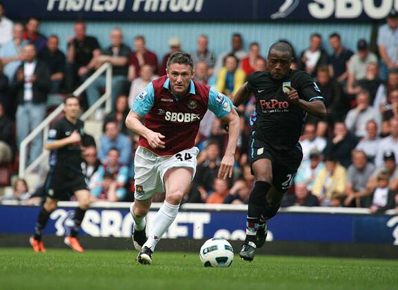 Football - Premier League - West Ham United vs. Aston Villa Robbie Keane of West ham Nigel Reo-Coker of Aston Villa atUpton Park, London