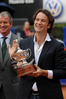 Carlos Moya (ESP) erhält anlässlich seines Karriereendes eine Trophäe  o0 Pokal Objekte Freude