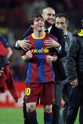 FC Barcelona (Barca red blue) - Real CF Madrid (white), Barcelonas Coach Josep Pep Guardiola hugs Lionel Messi after the UEFA Champions League semi-finals soccer match. May, 3, 2011.  o0 Jubel, Freude