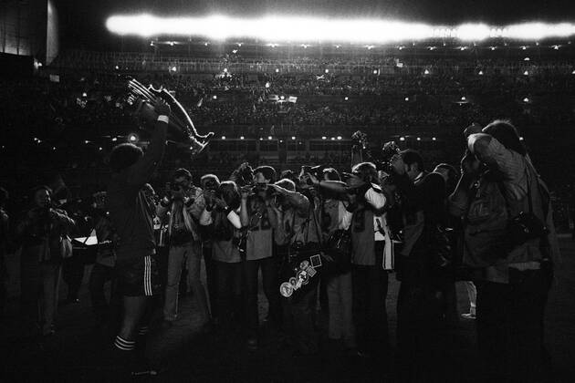 Nottingham Forest ist Europapokalsieger der Landesmeister 1980: Torwart Peter Shilton mit dem Pokal o0 Fotograf, Sportfotograf Medieninteresse o00 Symbol Medien Totale