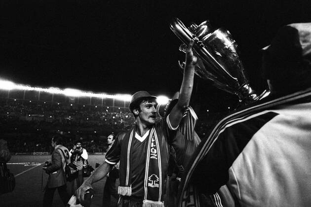 Nottingham Forest ist Europapokalsieger der Landesmeister 1980: Garry Birtles mit dem Pokal