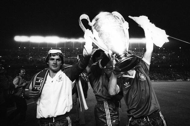 Nottingham Forest ist Europapokalsieger der Landesmeister 1980: Gary Mills mit dem Pokal
