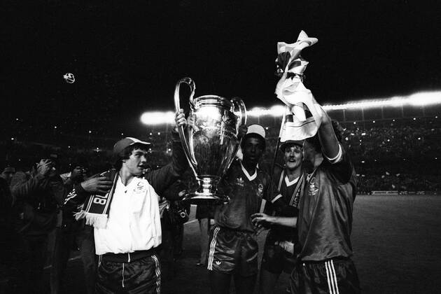 Nottingham Forest ist Europapokalsieger der Landesmeister 1980, v.li.: Gary Mills, Viv Anderson und Garry Birtles mit dem Pokal