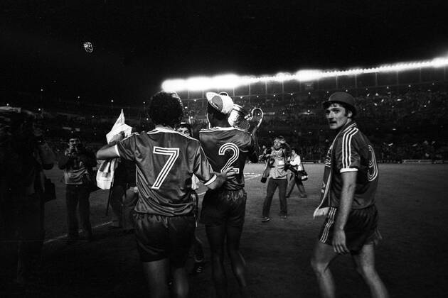 Nottingham Forest ist Europapokalsieger der Landesmeister 1980: Viv Anderson (2) mit dem Pokal, re.: Garry Birtles