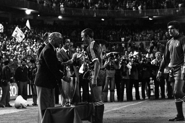 Nottingham Forest ist Europapokalsieger der Landesmeister 1980: John McGovern (2.v.re.) bekommt den Pokal überreicht, re. Torwart Peter Shilton Funktionär Übergabe Pokalübergabe Krux