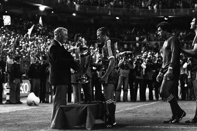 Nottingham Forest ist Europapokalsieger der Landesmeister 1980: John McGovern (2.v.li.) bekommt den Pokal überreicht, re. Torwart Peter Shilton Funktionär Übergabe Pokalübergabe Krux