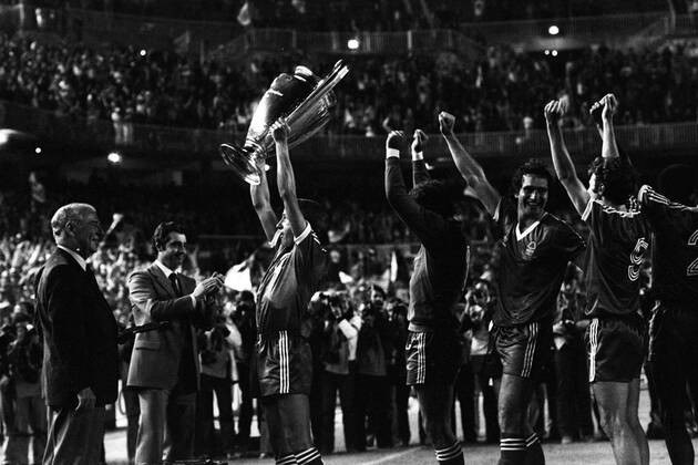 Nottingham Forest ist Europapokalsieger der Landesmeister 1980: John McGovern (2.v.li.) stemmt den Pokal und jubelt mit Torwart Peter Shilton (3.v.re.) und Larry Lloyd (2.v.re.) Mc Govern