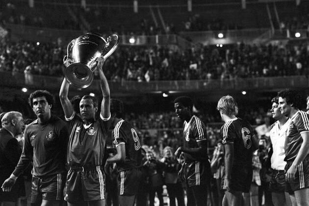Nottingham Forest ist Europapokalsieger der Landesmeister 1980: John McGovern (2.v.li.) stemmt den Pokal und jubelt mit Torwart Peter Shilton (li.) Mc Govern