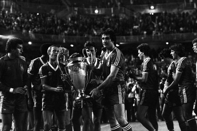 Nottingham Forest ist Europapokalsieger der Landesmeister 1980: John McGovern (2.v.li.) stemmt den Pokal und jubelt mit Torwart Peter Shilton (li.) und Garry Birtles (2.v.re.) und Larry Lloyd (re.) Mc Govern