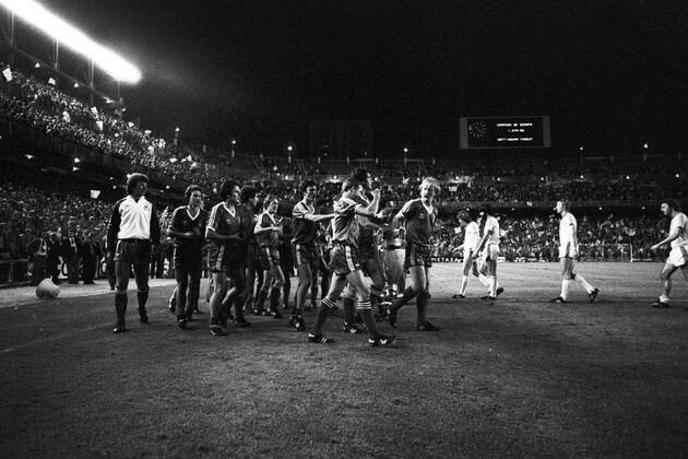 Nottingham Forest ist Europapokalsieger der Landesmeister 1980, v.re. Kenny Burns, Larry Lloyd und John McGovern mit dem Pokal, dahinter gehen die enttäuschten Hamburger vom Platz, v.re. Willi Reimann, Horst Hrubesch, Ivan Buljan und Manfred Kaltz (alle HSV) Freud und Leid Totale Enttäuschung