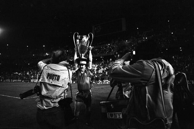 Nottingham Forest ist Europapokalsieger der Landesmeister 1980, v.re. Kenny Burns jubelt mit dem Pokal Fotograf, Sportfotograf