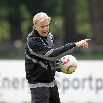 1.FC Köln 1. Fußball Bundesliga Abschlusstraining Trainer Volker Finke