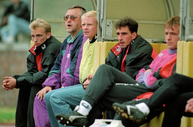 Trainerbank VfL Osnabrück mit Trainer Hans-Dieter Schmidt (2. v. li.) - Aus 2. BL in der Saison 1992 1993 Hannover 96 (Weiss) gegen VfL Osnabrück 2:1 am 22.05.1993 im Niedersachsenstadion 1992 Bank, Ersatzbank