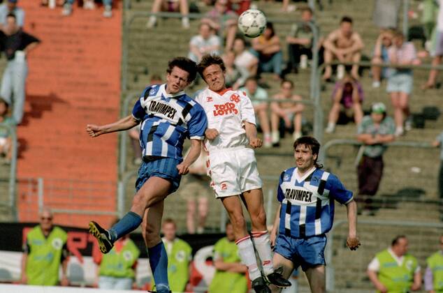 Marco Zallmann (Hansa Rostock, li.) gegen Andre Breitenreiter (Hannover 96), re. Timo Lange (Hansa Rostock) - Aus 2. BL. Saison 1992 1993 Hannover 96 (Weiß) gegen FC Hansa Rostock 1:1 am 01.05.1993 im Niedersachsenstadion Duell Dynamik, Kampf