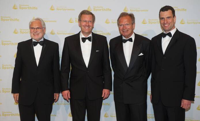 Sport Berlin 20.05.2011 Verleihung der Golden Sportpyramide vlnr Markus Schächter, Bundespräsident Christian Wulf, Werner E. Klatten, Michael Ilgner o0 people Politik