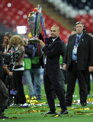 FUSSBALL CHAMPIONSLEAGUE FINALE SAISON 2010 2011 28.05.2011 FC Barcelona - Manchester United FC Champions League Sieger 2011: FC Barcelona feiert den Sieg Trainer Josep Pep Guardiola (Barca) Jubel mit dem Pokal  o0 Pokal Trophäe Objekte