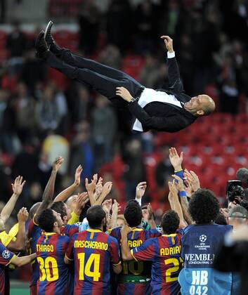 FUSSBALL CHAMPIONSLEAGUE FINALE SAISON 2010 2011 28.05.2011 FC Barcelona - Manchester United FC Champions League Sieger 2011: FC Barcelona feiert den Sieg Trainer Josep Pep Guardiola (Barca) wird nach dem Sieg von der Mannschaft hoch geworfen  o0 Höhe