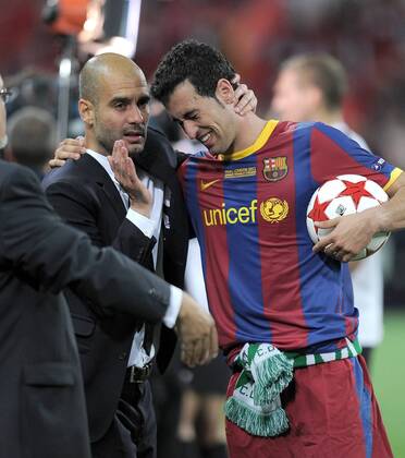 FUSSBALL CHAMPIONSLEAGUE FINALE SAISON 2010 2011 28.05.2011 FC Barcelona - Manchester United FC Champions League Sieger 2011: FC Barcelona feiert den Sieg Trainer Josep Pep Guardiola mit Sergio Busquets (v. li., Barca) 