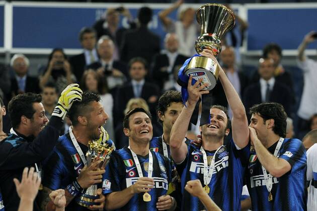 Finale der Coppa Italia 2011 in Rom - Sieger Inter Mailand jubelt - - Giampaolo Pazzini, Javier Zanetti, Diego Milito, Julio Cesar und Marco Materazzi Siegerehrung