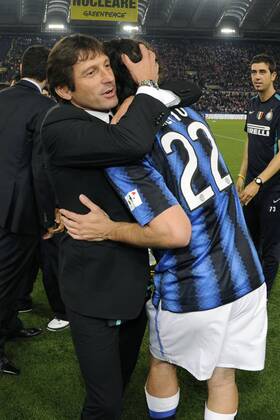 Finale der Coppa Italia 2011 in Rom - Sieger Inter Mailand jubelt - - Leonardo und Diego Milito