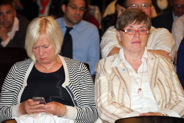 01.06.2011, Ehrung Team 2011 - die DFB Schul- und Vereinskampagne im Kaisersaal des Römer in Frankfurt Monika Koch-Emsermann , Pionierin des Frauenfussball und Helga Altvater, war die erste Schiedsrichterin in Frankfurt am Main, heute Beisitzerin im Frauenfussball beim DFB-Sportgericht