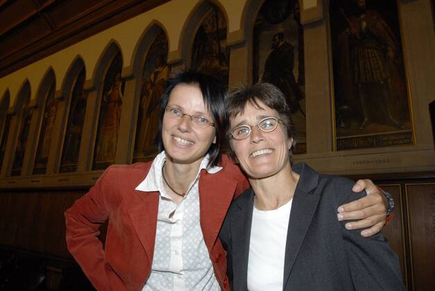 01.06.2011, Ehrung Team 2011 - die DFB Schul- und Vereinskampagne im Kaisersaal des Römer in Frankfurt Professor Dr. Silke Sinning, Vorsitzende des Frauen- und Mädchenausschuss im HFV und Monika Staab, Fussball-Entwicklungshelferin (GER) der FIFA, gut gelaunt