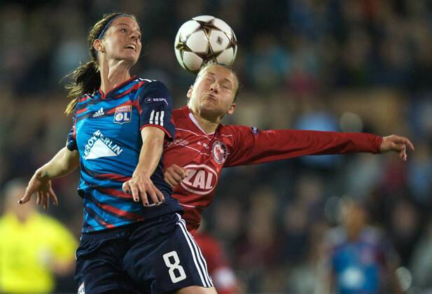Fussball London Craven Cottage 26.05.2011 UEFA Champions League Finale Damen Olympique Lyon FRA geg 1 FFC Turbine Potsdam GER Lotta SCHELIN 8 Lyon geg Josephine HENNING 8 Turbine