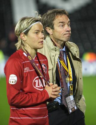 Fussball London Craven Cottage 26.05.2011 UEFA Champions League Finale Damen Olympique Lyon FRA geg 1 FFC Turbine Potsdam GER Jennifer ZIETZ 14 Turbine und Turbine Präsident Günter BAASKE