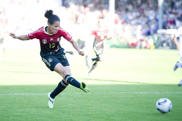Celia OKOYINO DA MBABI (GER) erzielt das Tor zum 4:0 für Deutschland, Aktion, Torschuss, ganze Figur, Querformat, Fussball Frauen Länderspiel Deutschland (GER) - Italien (ITA), am 03.06.2011 in Osnabrück Deutschland