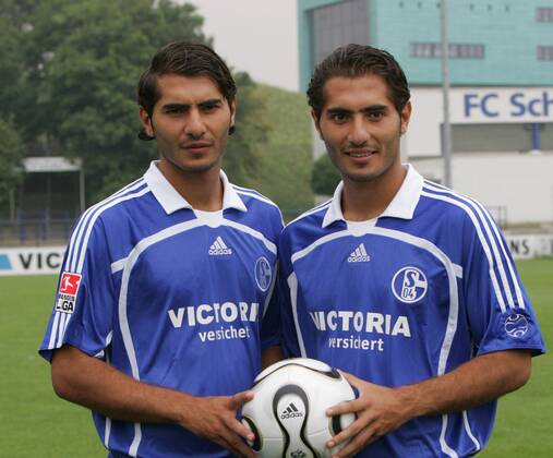 Die Gebrüder Altintop Halil (links) und Hamit (rechts) (FC Schalke 04) o0 Shooting Familie Bruder Brüder Zwillinge