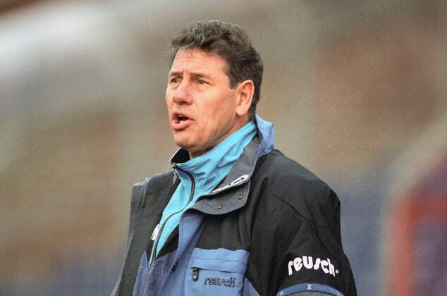 Aus 2. BL Saison 1995 1996 Hannover 96 (Rot) gegen FC Carl-Zeiss Jena 1:1 am 11.11.1995. Im Foto: Trainer Eberhard Vogel vom FC