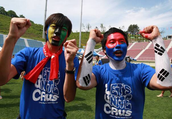 PYEONGCHANG, July 6, 2011 -- South Korean college students shout slogans in a rally to wish for the Pyeongchang s bid to host the 2018 Winter Olympic in Pyeongchang, South Korea, on July 6, 2011. South Korea s Pyeongchang is bidding to host the Winter Olympics Games for the third time in a row Wednesday during the International Olympic Committee 123rd session in Durban.  Wahl Entscheidung Abstimmung Vergabe Gesichtsbemalung, bemalt, Landesfarben,