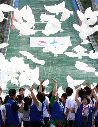 PYEONGCHANG, July 6, 2011 -- South Koreans cheer to support Pyeongchang s bid for the 2018 Winter Olympics in Pyeongchang, South Korea, on July 6, 2011. South Korea s Pyeongchang is bidding to host the Winter Olympics Games for the third time in a row Wednesday during the International Olympic Committee 123rd session in Durban.  Wahl Entscheidung Abstimmung Vergabe Taube Tauben Papiertaube Papiertauben Objekte