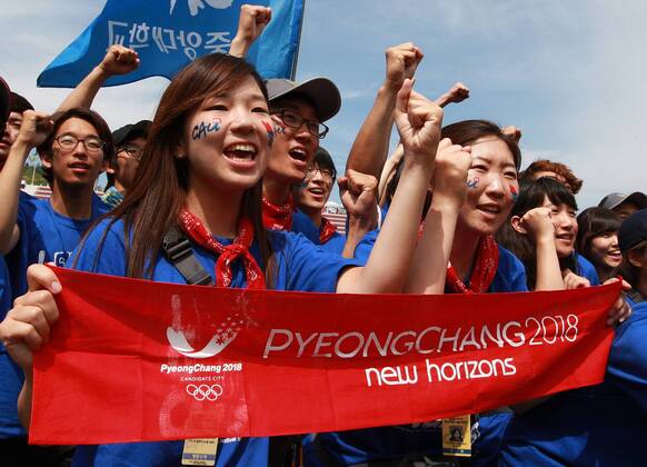 PYEONGCHANG, July 6, 2011 -- South Korean college students shout slogans in a rally to wish for the Pyeongchang s bid to host the 2018 Winter Olympic in Pyeongchang, South Korea, on July 6, 2011. South Korea s Pyeongchang is bidding to host the Winter Olympics Games for the third time in a row Wednesday during the International Olympic Committee 123rd session in Durban.  Wahl Entscheidung Abstimmung Vergabe Plakat Objekte