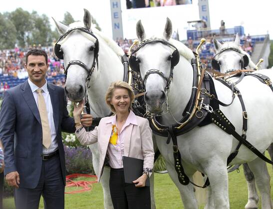 Aachen Soers CHIO, Eröffnungsfeier hier Verleihung der Medienpreise Silbernes Pferd : Boxer Wladimir Klitschko und Arbeitsministerin Ursula von der Leyen mit dem Schimmel-Kaltblutgespann der Warsteiner Brauerei (Percherons) o0 Boxen people Politik