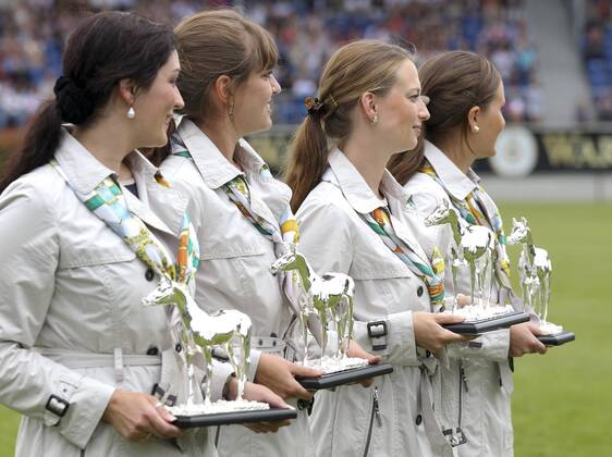Aachen Soers CHIO, Eröffnungsfeier hier Verleihung der Medienpreise Silbernes Pferd : Hostessen bringen die Statuetten o0 Hostess, Hostessen, Frau, girl Pokal Trophäe Objekte