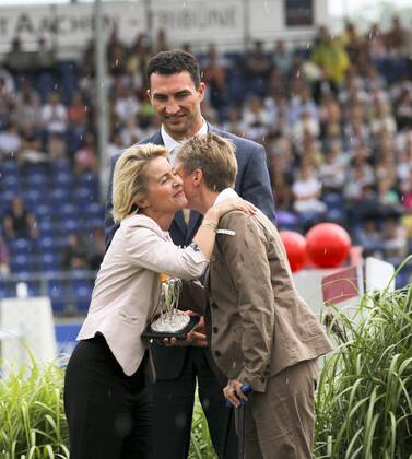 Aachen Soers CHIO, Eröffnungsfeier hier Verleihung der Medienpreise Silbernes Pferd : Boxer Wladimir Klitschko und Arbeitsministerin Ursula von der Leyen, die das Silberne Pferd an Behinderten-Dressurreiterin Hannelore Brenner überreicht o0 Boxen people Politik Ehrung