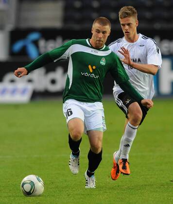 Rosenborg BK Trondheim - Breidablik, Gudmundur Kristjansson, Breidablik, med ballen. Bak : Markus Henriksen, Rosenborg 