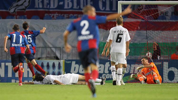 FUSSBALL - UEFA CL Quali, Videoton vs Sturm SZEKESFEHERVAR, - UEFA Champions League, Qualifikation, Videoton FC vs SK Sturm Graz. Bild zeigt den Jubel von György Sandor und Akos Elek (Videoton) und die Enttäuschung von Thomas Burgstaller, Manuel Weber und Christian Gratzei (Sturm). 