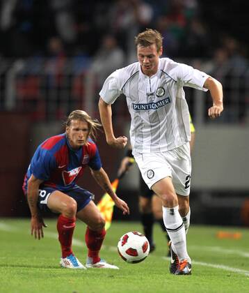 FUSSBALL - UEFA CL Quali, Videoton vs Sturm SZEKESFEHERVAR, - UEFA Champions League, Qualifikation, Videoton FC vs SK Sturm Graz. Bild zeigt Attila Polonkai (Videoton) und Roman Kienast (Sturm). 