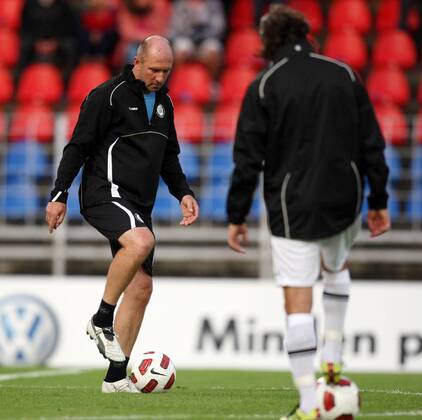 FUSSBALL - UEFA CL Quali, Videoton vs Sturm SZEKESFEHERVAR,UNGARN,20.JUL.11 - FUSSBALL - UEFA Champions League, Qualifikation, Videoton FC vs SK Sturm Graz. Bild zeigt Tormanntrainer Kazimierz Sidorczuk und Imre Szabics (Sturm).