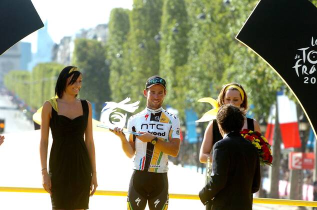 Tour de France 2011 - 21. Etappe: Creteil - Paris --- Htc - High Road 2011, Etappensieger Mark Cavendish, Paris o0 Objekte Pokal Trophäe