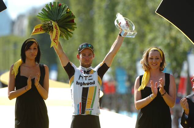 Tour de France 2011 - 21. Etappe: Creteil - Paris --- Htc - High Road 2011, Etappensieger Mark Cavendish, Paris o0 Objekte Pokal Trophäe