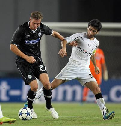 FUSSBALL - UEFA CL Quali, Zestafoni vs Sturm TIFLIS,GEORGIEN,26.JUL.11 - FUSSBALL - UEFA Champions League, Qualifikation, FC Zestafoni vs SK Sturm Graz. Bild zeigt Roman Kienast (Sturm) und Mamuka Kobakhidze (Zestafoni).