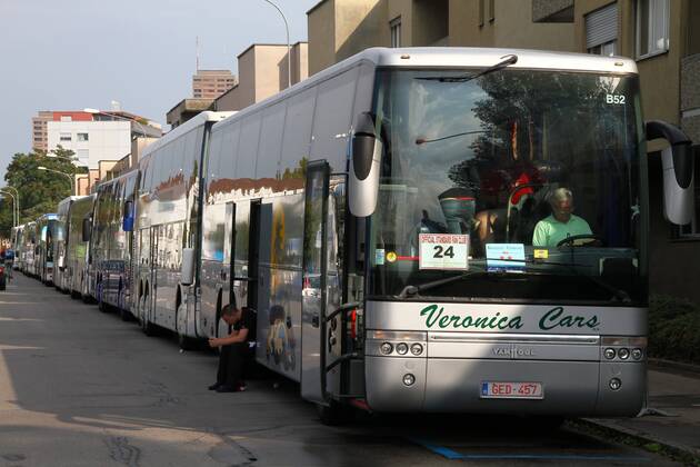 03.07.2011 Fussball 3. Qualifikationsrunde UEFA Champions League, Stadion Letzigrund. Bild zeigt Reisecars der Standard Lüttich Fans o0 Bus, Fahrzeug Objekte Fanleben Reise Auswärtsspiel Auswärts