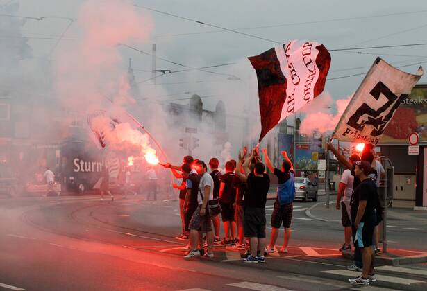 FUSSBALL - UEFA CL Quali, GRAZ,AUSTRIA,03.AUG.11 - FUSSBALL - UEFA Champions League, Qualifikation, SK Sturm Graz. Bild zeigt den Mannschaftsbus von Sturm und Fans. Keywords: Bengalisches Feuer, Rauch, Fahnen. o00 totale