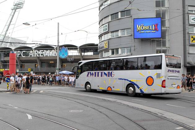 FUSSBALL - UEFA CL Quali, GRAZ,AUSTRIA,03.AUG.11 - FUSSBALL - UEFA Champions League, Qualifikation, Bild zeigt den Mannschaftsbus von FC Zestafoni vor der UPC Arena von Sturm Graz. o0 Bus, Mannschaftsbus, Mannschaftsbusse, Spielerbus, Spielerbusse, Fahrzeug Objekte