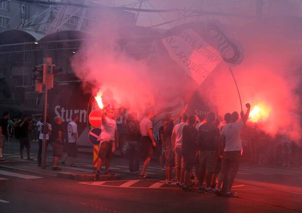 FUSSBALL - UEFA CL Quali, GRAZ,AUSTRIA,03.AUG.11 - FUSSBALL - UEFA Champions League, Qualifikation, SK Sturm Graz. Bild zeigt den Mannschaftsbus von Sturm und Fans. Keywords: Bengalisches Feuer, Rauch, Fahnen. o00 totale