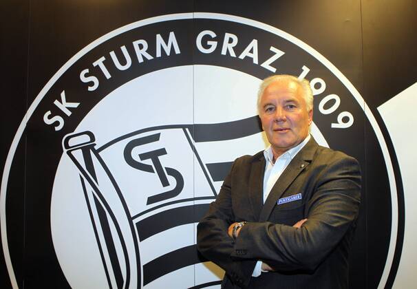 FUSSBALL - UEFA CL Quali, GRAZ,AUSTRIA,03.AUG.11 - FUSSBALL - UEFA Champions League, Qualifikation, SK Sturm Graz. Bild zeigt Sportdirektor Hans Lang (Sturm). o0 Fotoshooting Logo, Emblem, Vereinslogo, Vereinsemblem